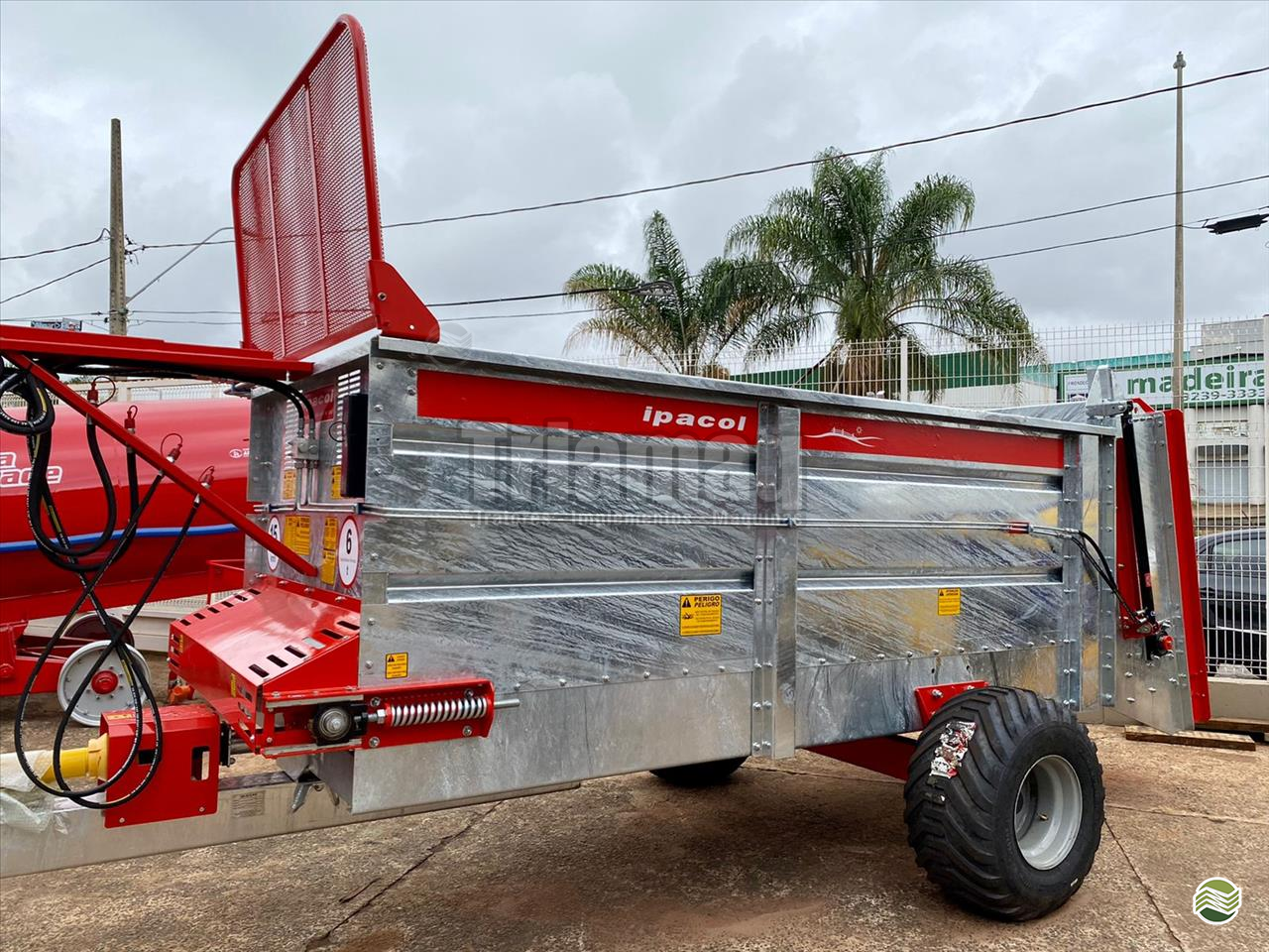 IMPLEMENTOS AGRICOLAS DISTRIBUIDOR ADUBO ORGÂNICO SÓLIDO Triamaq Tratores UBERLANDIA MINAS GERAIS MG